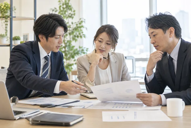経営・企画の業務に取り組む担当者のイメージ