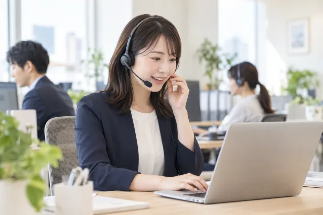 カスタマーサポートの業務に取り組む担当者のイメージ